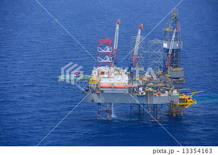 helicopter pick up passenger on the offshore oil rig. 13354163