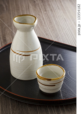 とっくりとおちょこ 日本酒の写真素材