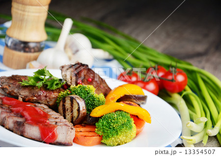 Delicious grilled beef steakes Delicious grilled beef steakes 13354507