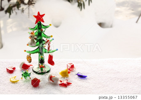 雪のクリスマスツリーの写真素材