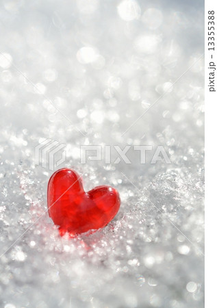 きらめく雪と赤いハート 13355388