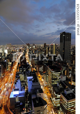 都市の夜景（大阪高層ビル群） 13355428