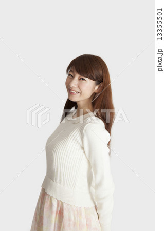 若い女性ポートレート 13355501