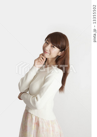 ポーズをとる若い女性イメージ ポーズをとる若い女性イメージ 13355502
