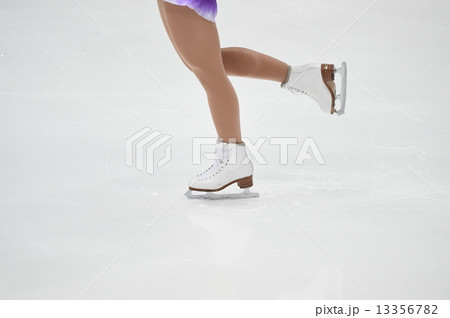 フィギュアスケートの滑り 13356782
