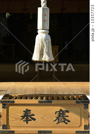 神社の鈴緒と賽銭箱 13357723