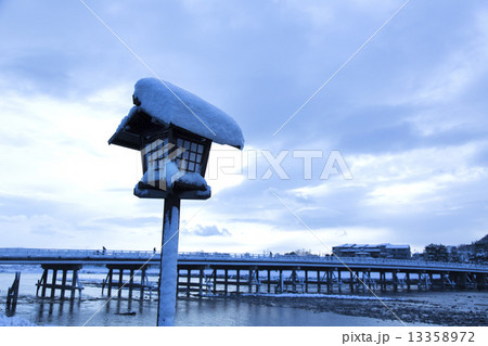 京都嵐山の雪景色(大堰川エリア) 13358972