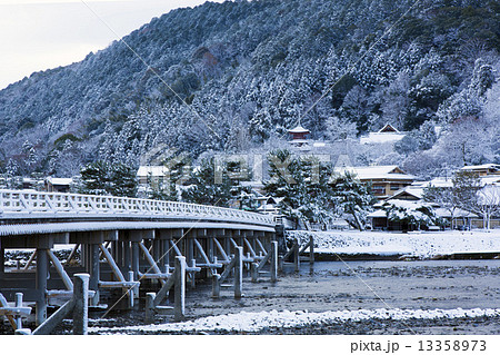 京都嵐山渡月橋の雪景色(大堰川エリア) 13358973