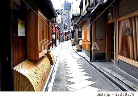 京都先斗町の街並み風景の写真素材