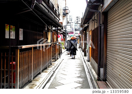 京都先斗町の街並み風景 13359580