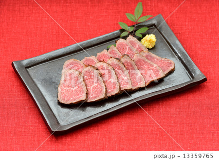 牛肉のたたき（黒毛和牛）高級品。ご注意）ローストビーフではありません。正確には「牛肉のたたき」です。黒毛和牛のお肉の高級品です。 13359765