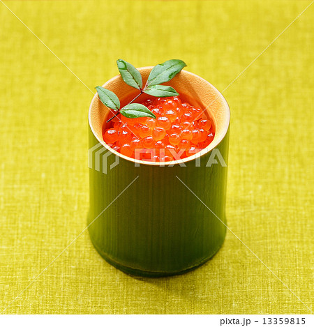 注意）1ヶ所イクラの表面をレタッチ処理済み。いくら（イクラ）。正月料理。 13359815