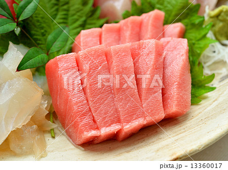 正月料理のお刺身盛りあわせ(紅白)。 正月料理のお刺身盛りあわせ(紅白)。 13360017