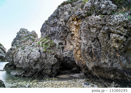 浜比嘉島の奇岩石群 13360295