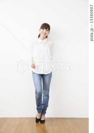 ジーンズと白いシャツの女性 13360607