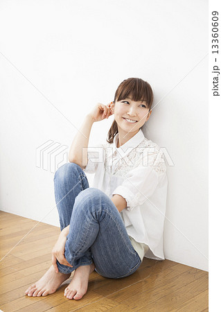 ジーンズと白いシャツの女性の写真素材