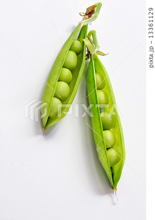 green peas isolated 13361129