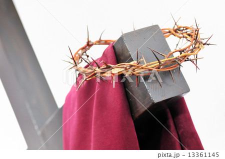 the crown of thorns and the cross 13361145