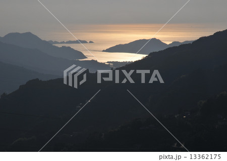 夕日に照らされて光る宇和海と豊後水道　愛媛県八幡浜市 13362175