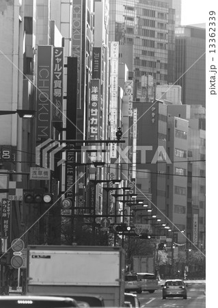 都会、幹線道路の夕暮れ２０１５年 13362339