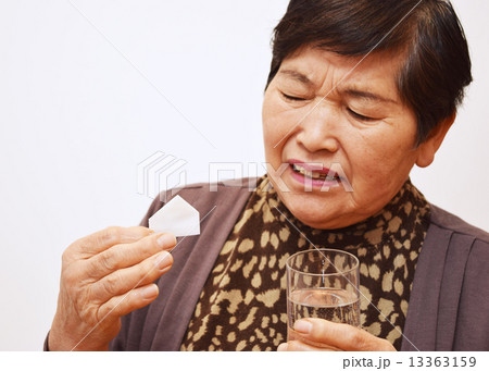 薬を飲む女性 13363159