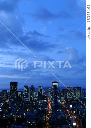 都市の夜景（大阪高層ビル群） 13363161