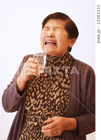 薬を飲んだ後の女性のイメージ 13363331