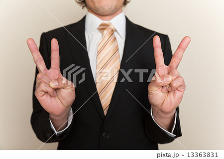 ダブルピースをするサラリーマン 13363831