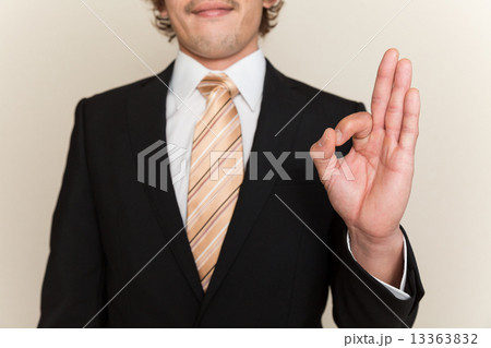 オッケーサインをするビジネスマン 13363832