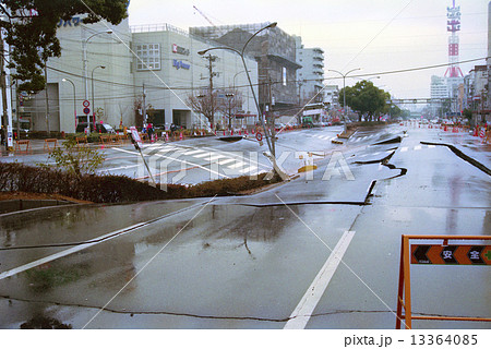 阪神淡路大震災 天井が崩落した神戸高速鉄道大開駅 阪神淡路大震災 天井が崩落した神戸高速鉄道大開駅 13364085