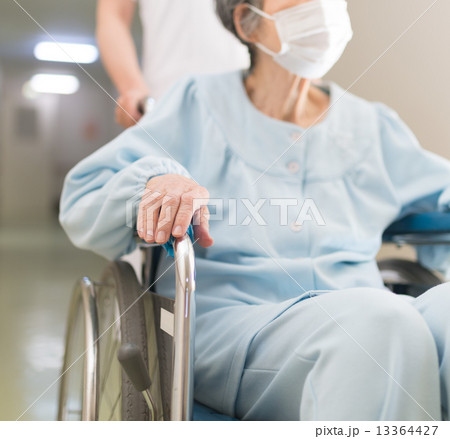 シニアと看護婦 13364427