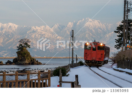 立山連峰と氷見線 立山連峰と氷見線 13365093