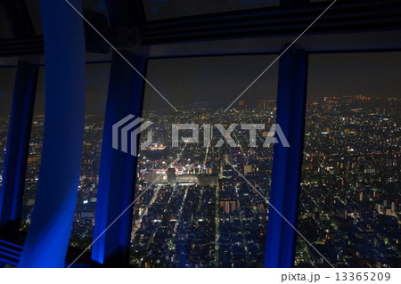 ガラス越しの夜景 13365209