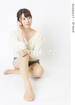 スマートフォンで話す女性 スマートフォンで話す女性 13366040