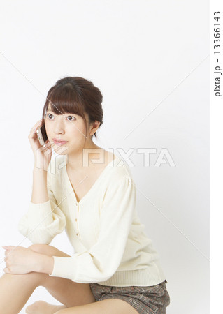スマートフォンで話す女性 13366143