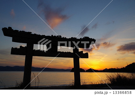 直島の海岸線 13366858