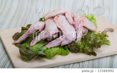 Raw chicken wings Raw chicken wings 13366992
