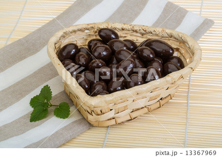 Almond in chocolate 13367969