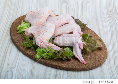 Raw chicken wings Raw chicken wings 13368201