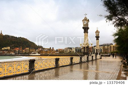 Embankment of La Concha  in autumn day at Donistia 13370406