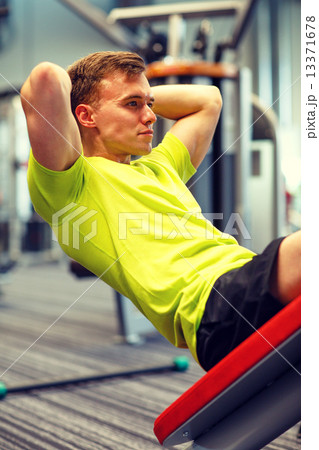 man exercising in gym 13371678