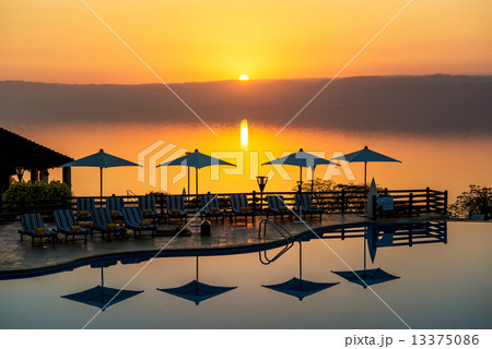 死海のサンセット(ヨルダン) 13375086