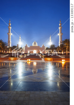Sheikh Zayed mosque in Abu Dhabi, United Arab Emirates, Middle East 13389117