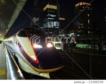 夜の東京駅に佇む山形新幹線 13389246