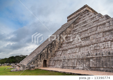 Chichen Itza, Mayan Pyramid, Yucatan, Mexico. 13390774