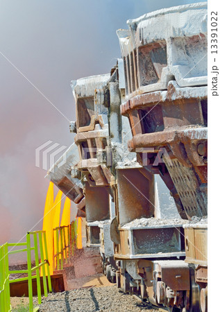 The molten slag is poured from a cup 13391022