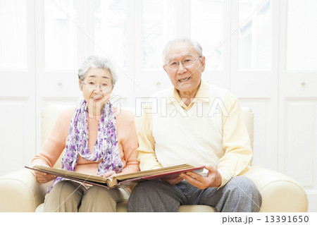 アルバムを見る老夫婦 13391650
