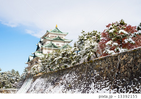 紅葉と雪と名古屋城の写真素材