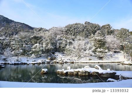 京都　雪の天龍寺　曹源池庭園 13393032