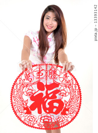 Beautiful young asian woman showing spring festival couplet for chinese new year 13393142